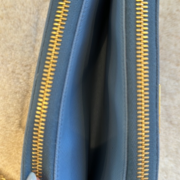 Prada saffiano wallet on chain. Never used. Perfect condition. Light blue color - Picture 5 of 8